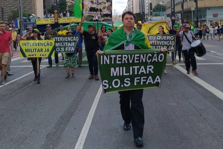 Grupo na avenida Paulista pede intervenção militar com cartaz mencionando o artigo 142