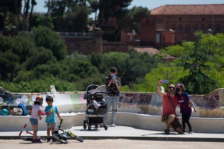 Sem turistas, moradores de destinos populares reconquistam suas cidades