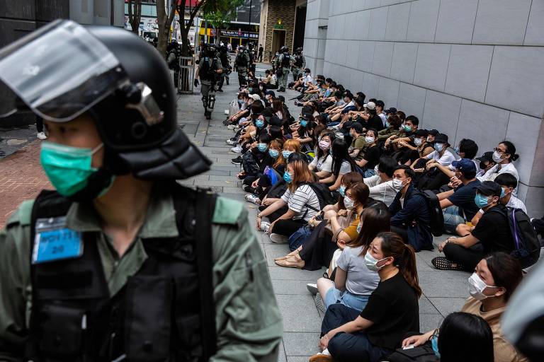 Polícia detém grupo de manifestantes em Hong Kong, durante protesto 