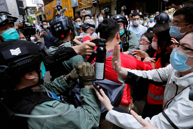 Polícia reprime protesto contra lei que proíbe "violar" o hino nacional chinês em Hong Kong