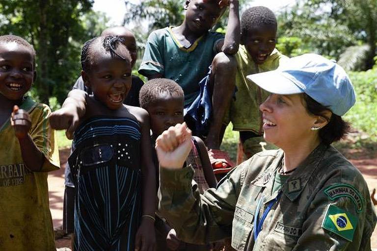 A brasileira Carla Monteiro de Castro Araújo fala com crianças na República Centro-Africana durante sua atuação na missão de paz da ONU no país 