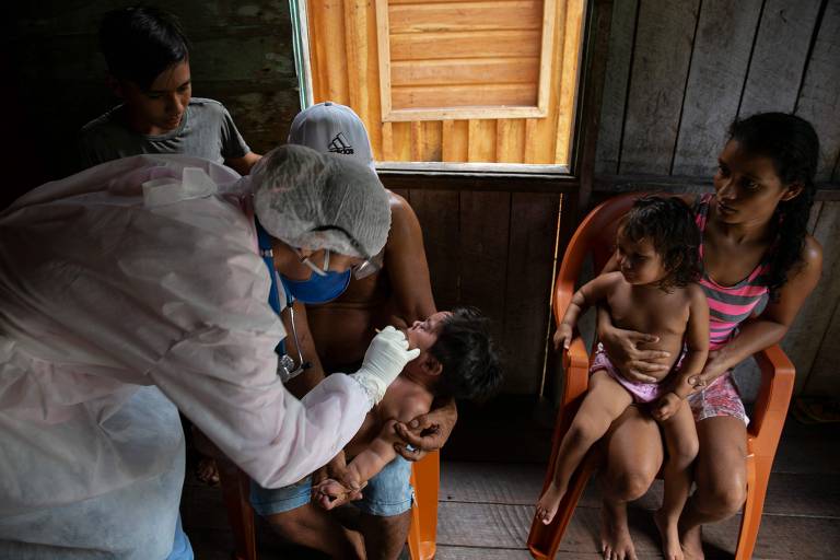 Funcionários examinam e testam moradores da Ilha do Marajó, no Pará