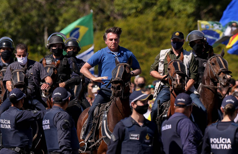 Bolsonaro anda a cavalo em manifestação a favor do governo em Brasília, em maio de 2020