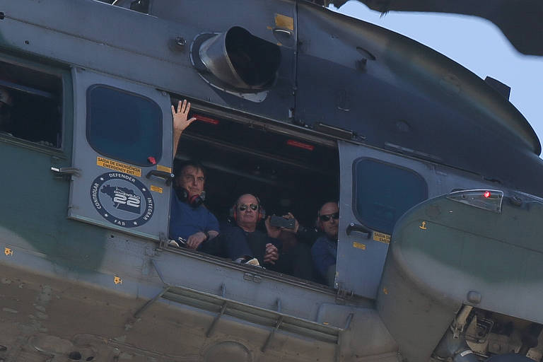 O presidente Jair Bolsonaro sobrevoa de helicóptero a praça dos três poderes durante uma manifestação em apoio ao governo