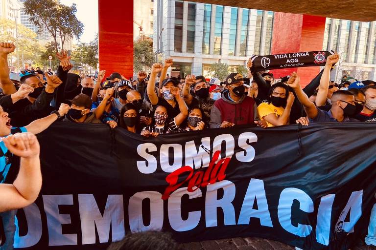 Torcidas rivais se unem em ato a favor da democracia na Paulista