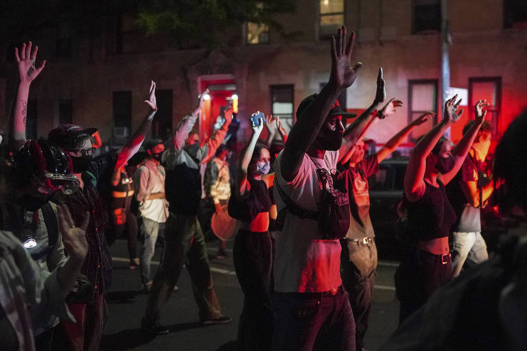 Manifestantes nos EUA pedem fim da violência policial contra negros