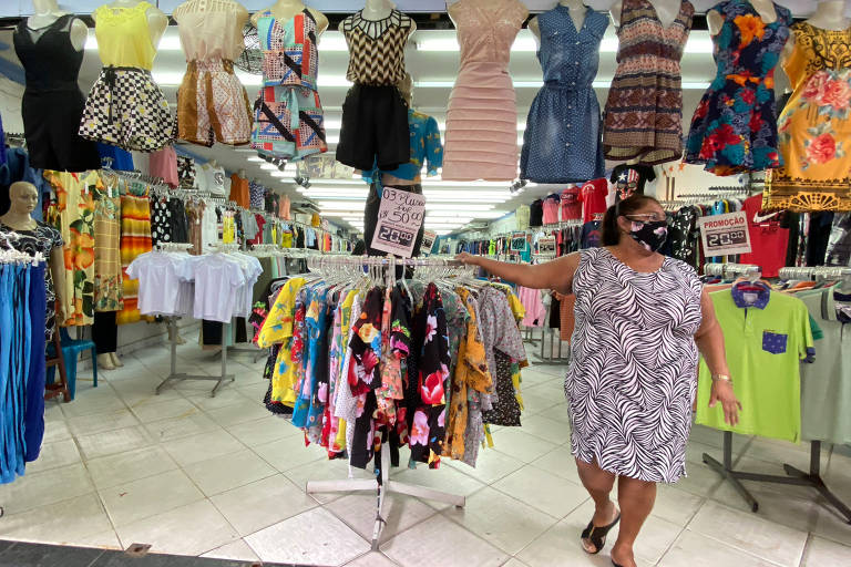 Em dia de reabertura, Manaus tem comércio popular movimentado e shopping vazio