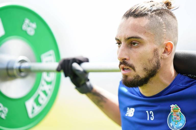 Alex Telles durante treino do Porto para a volta do Campeonato Português