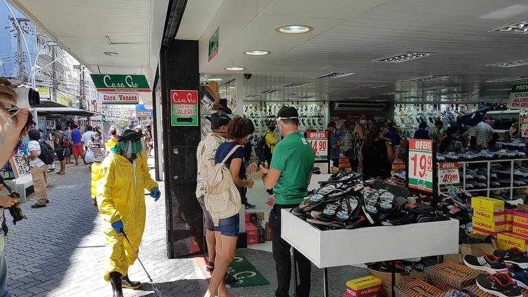 Lojas reabrem em Fortaleza 