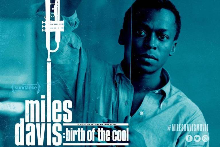 Miles Davis jovem se apoia em uma porta de vidro, seu nome é ilustrado com um trompete, instrumento pelo qual ficou famoso