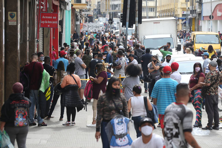 Clientes fazem fila a espera da abertura de lojas em SP