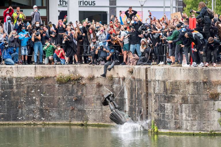 Manifestantes jogam estátua do traficante de escravos Edward Colston em rio na cidade de Bristol