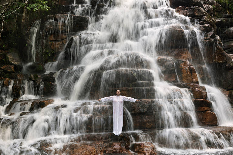 Marina Abramovic posa em paisagens brasileiras na série 'Places of Power'