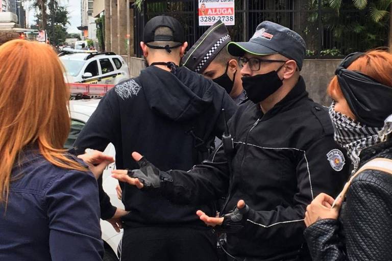 Policial militar (à direita da imagem, de óculos) empurrou repórter do UOL que filmava discussão pelas costas em manifestação contra o presidente Jair Bolsonaro na avenida Paulista, em São Paulo