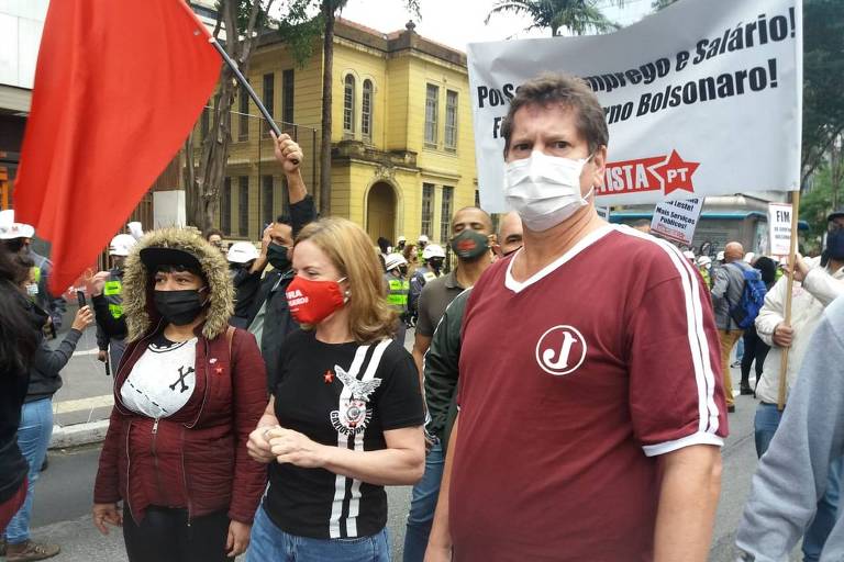Gleisi Hoffmann e Jilmar Tatto, do PT, em manifestação contra Bolsonaro na av. Paulista