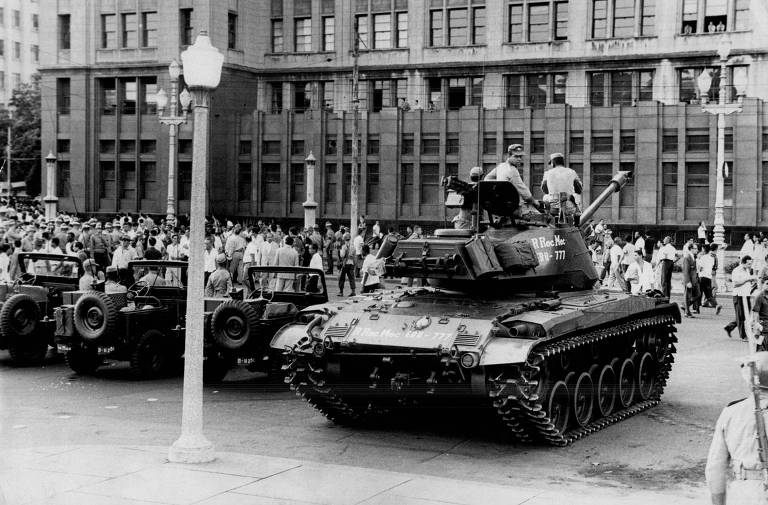 Tanques das Forças Armadas no comício do presiente João Goulart, na Central do Brasil, no Rio de Janeiro