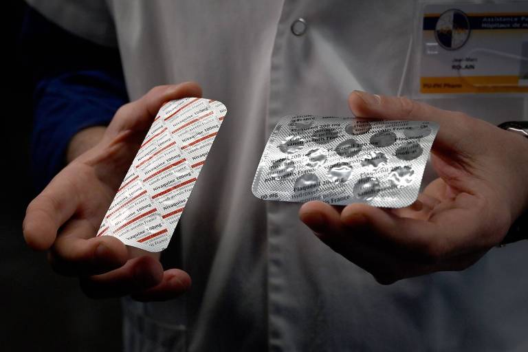 Profissional de saúde segura embalagens de medicamentos 