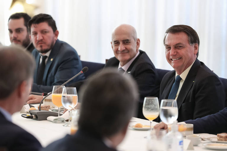 Em meio à crise, Bolsonaro fura bolha do centrão, negocia com partidos menores e planeja viagens