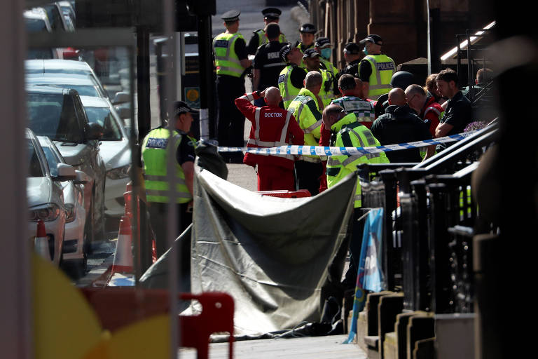 Serviços de emergência prestam socorro em local onde homem realizou ataque com faca, em Glasgow