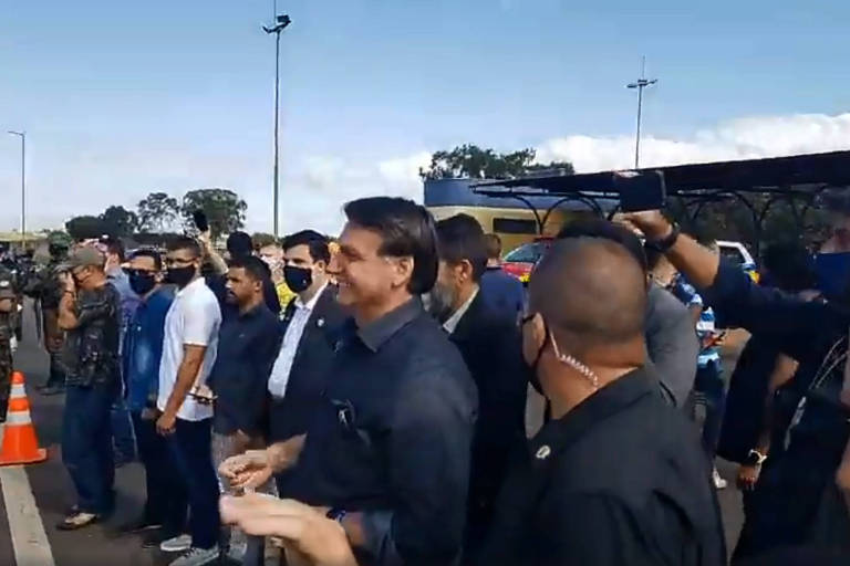 Presidente Jair Bolsonaro faz aglomeração em rodovia 