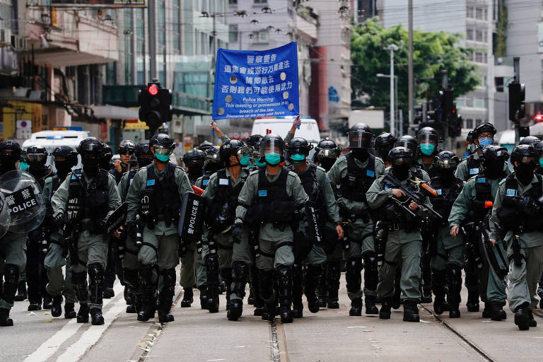 Polícia de choque vai de encontro a manifestantes contrários à nova lei de Hong Kong