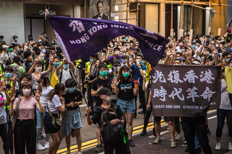 Manifestantes com faixas pedindo a libertação de Hong Kong da China protestam nesta quarta (1º) 