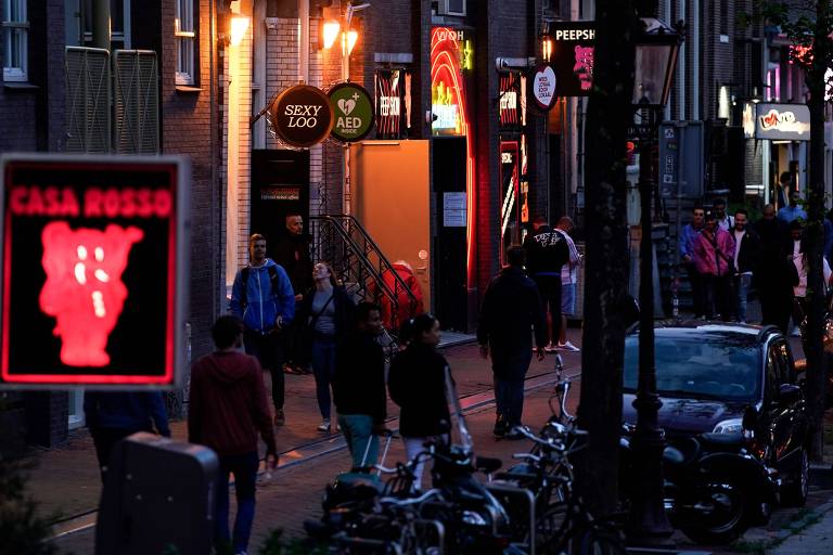 Amsterdã proíbe maconha nas ruas do distrito da luz vermelha