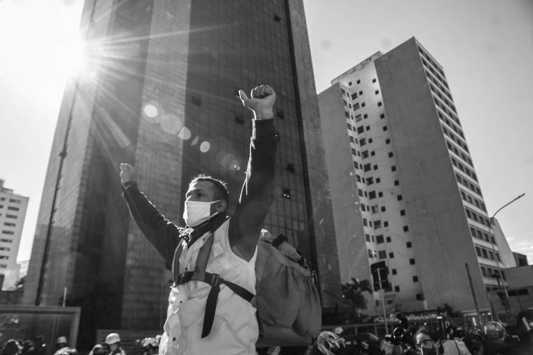 Entregadores de aplicativo protestam em frente ao Tribunal Regional do Trabalho, na rua da Consolação, em São Paulo