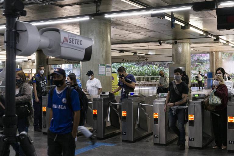 Câmera verifica se passageiros do metrô de São Paulo estão com febre