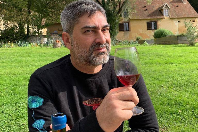 Zeca Camargo toma uma taça de vinho em imagem postada no seu perfil no Instagram