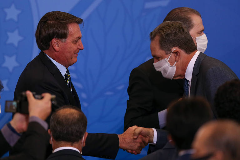 O presidente Jair Bolsonaro cumprimenta o presidente do STJ, João Otávio de Noronha, em cerimônia no Palácio do Planalto