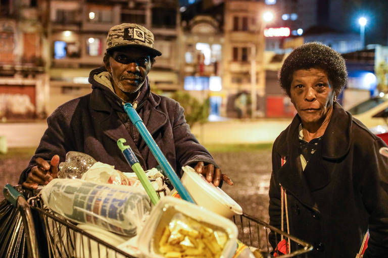 08.07.2020 - Moradores de Rua - Integrantes do projeto "Valentes de Davi" auxiliam moradores de rua no inverno gaúcho, na cracolândia, centro de Porto Alegre. Com a pandemia, o inverno agrava a situação dos moradores de rua em capitais do sul do país. Foto: Marcos Nagelstein/Folhapress