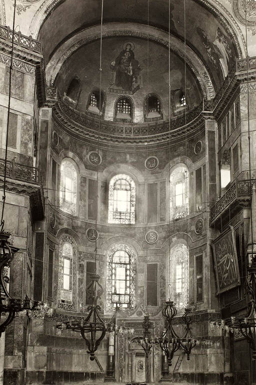 Imagem de 1935, ano em que a Hagia Sophia foi convertida em mesquita, mostra o interior do prédio antes da instalação dos escudos 