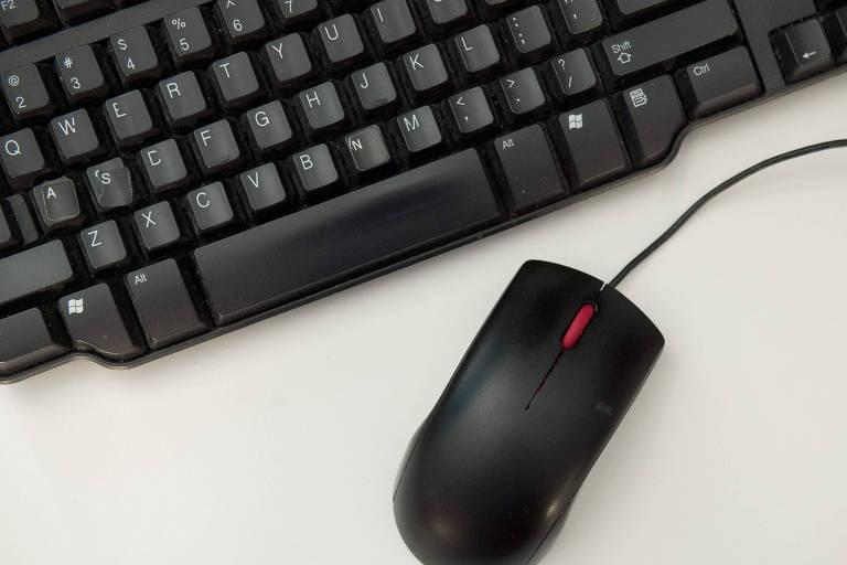 Mouse e teclado pretos