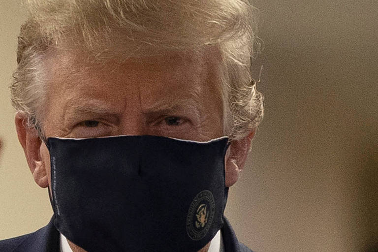 Trump de máscara