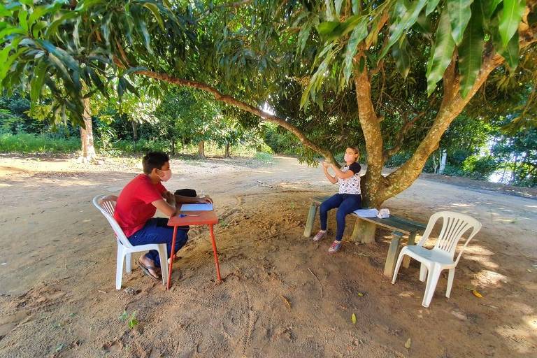 Professora percorre 80 km até sítio para dar aula a deficiente auditivo no Espírito Santo