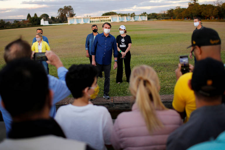 Jair Bolsonaro cumprimenta apoiadores, em Brasília; veja fotos de hoje