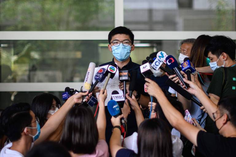 O ativista pró-democracia Joshua Wong anuncia que vai tentar concorrer no pleito de setembro