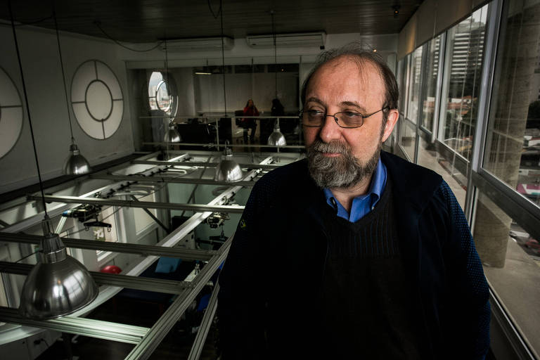 Miguel Nicolelis pesquisou exoesqueletos que ajudam pacientes, antes em cadeiras de rodas, a dar primeiros passos. Nicolelis é um homem branco, veste camisa azul, sob suéter preto.