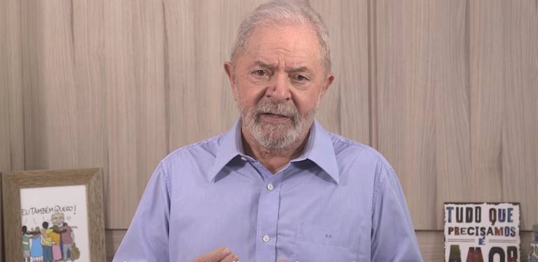 Lula diz que Bolsonaro vive 'lambendo as botas do governo americano'