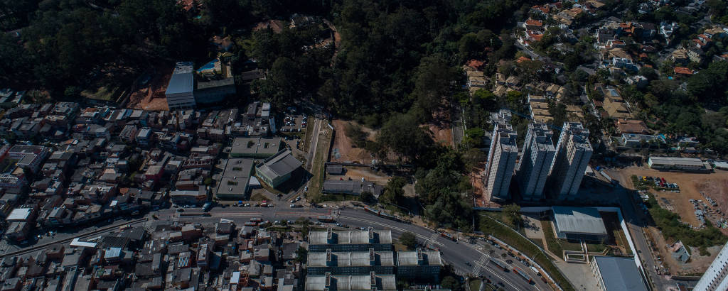 Terreno do futuro parque Paraisópolis ao centro. Ao fundo e à direita, a parte mais rica da região e, no primeiro plano, a comunidade