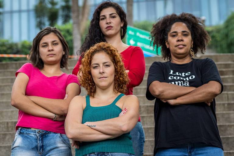 Integrantes da Bancada Feminista, que disputará a eleição de vereadora pelo PCdoB em São Paulo: Carina Vitral (blusa azul), Claudia Rodrigues (blusa preta), Camilla Lima (blusa vermelha) e Nayara Souza (blusa cor-de-rosa). Crédito: Karla Boughoff/Divulgação