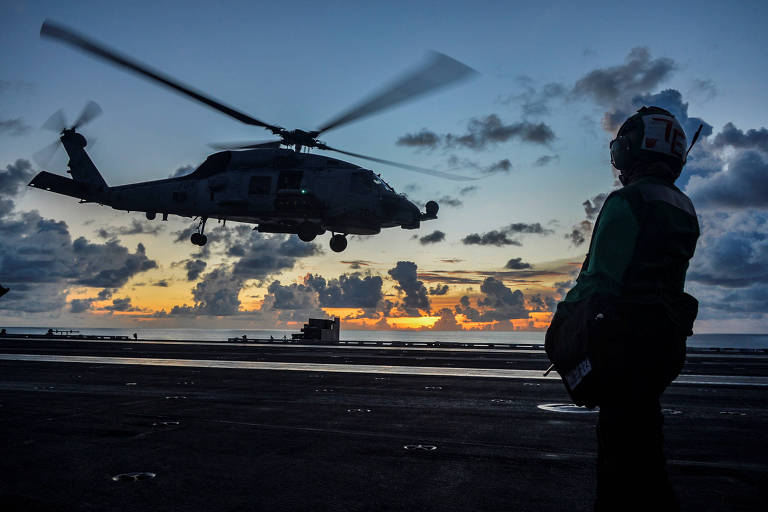 Helicóptero da Marinha dos EUA durante operação em porta-aviões no mar do sul da China