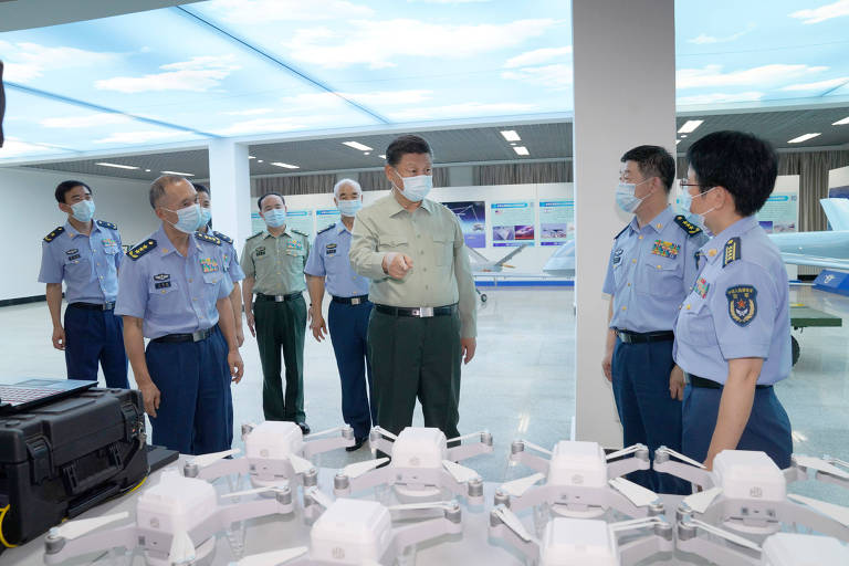 O dirigente chinês, Xi Jinping, visita escola de aviação da Força Aérea em Jilin, no nordeste do país