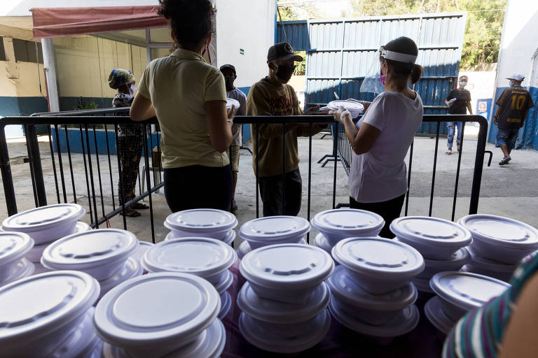 Escola de samba Imperador do Ipiranga distribui cerca de 200 refeições para moradores da favela de Heliópolis