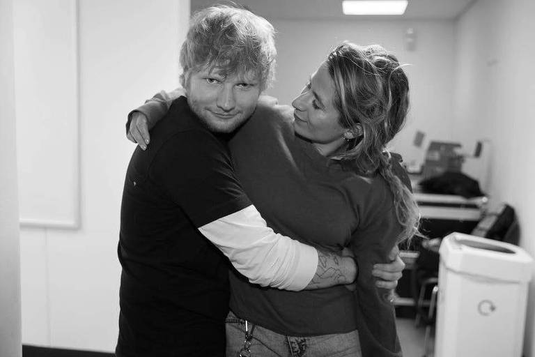 Ed Sheeran diz que esposa o ajudou a superar vício em fast food e álcool