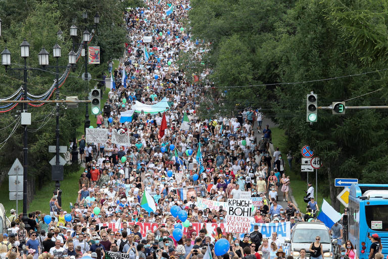 Manifestantes em ato em Khabarovsk contra prisão do agora ex-governador Sergei Furgal 