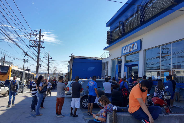 Cidadãos fazem fila na Caixa para desbloquear o auxílio emergencial