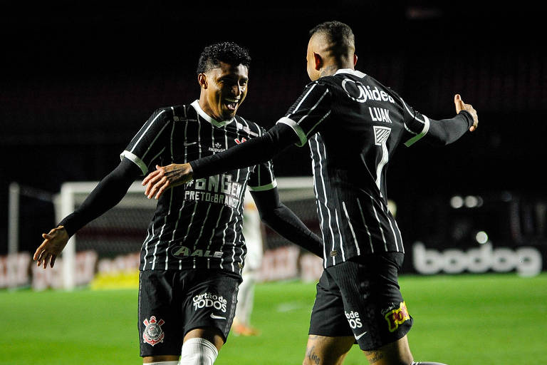 Éderson comemora seu gol com o meia-atacante Luan