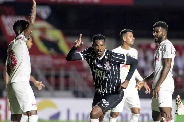 Jô comemora o gol da vitória do Corinthians contra o RB Bragantino